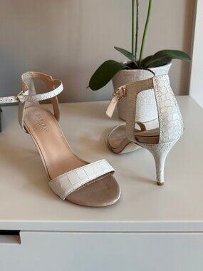 White Dress Shoes, Size 38 Pour la  victoire